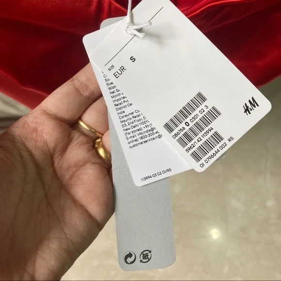 H&M red off shoulder dress - Picture 3 of 4